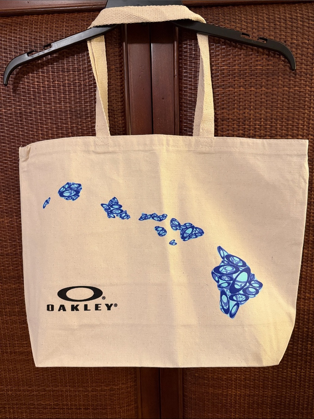 Oakley Cream Canvas Tote with Blue Hawaiian Islands Design•NWOT